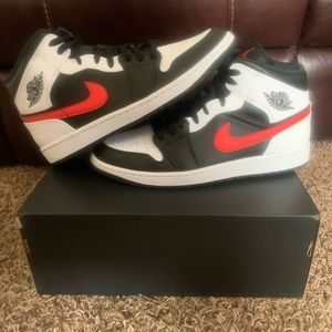 DS Jordan 1 mid Chile size 8